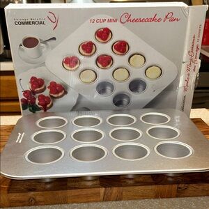 Chicago metallic mini cheesecake pan Silver 12-Cup like new